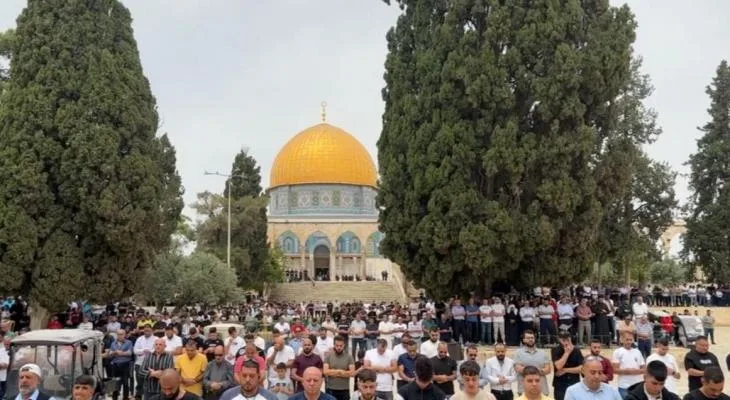 عشرات آلاف الفلسطينيين يؤدون صلاة الجمعة في المسجد الأقصى وقوات العدو تعتقل خطيبها