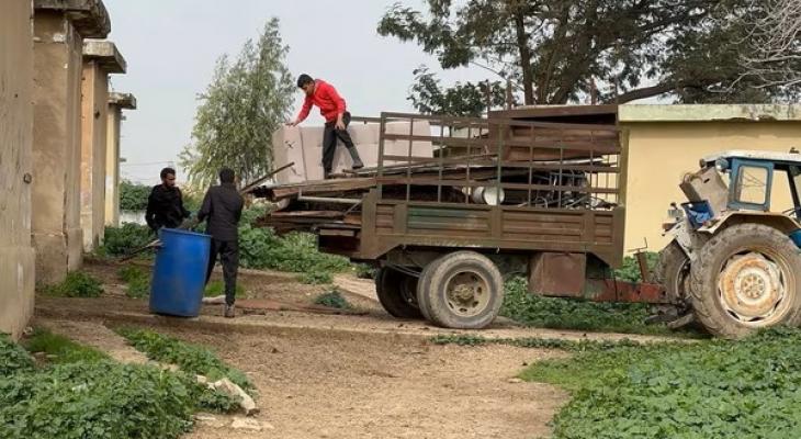 عائلات فلسطينية تفكك مساكنها وترحل بسبب اعتداءات المستوطنين في طوباس