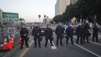 شرطة لوس أنجلس تنفذ "عمليات توقيف واسعة" لأشخاص تجمعوا رغم حظر التجول الليلي