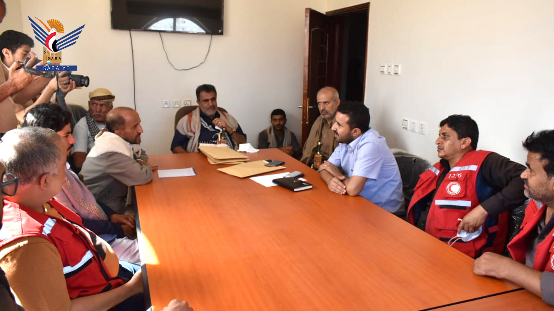 مناقشة إمكانية دعم الصليب الأحمر لمشاريع تنموية وإنسانية في البيضاء