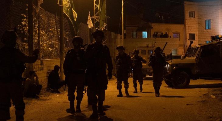 العدو الإسرائيلي يعتقل 15 فلسطينيا من الضفة الغربية العدو الإسرائيلي يعتقل 15 فلسطينيا من الضفة الغربية