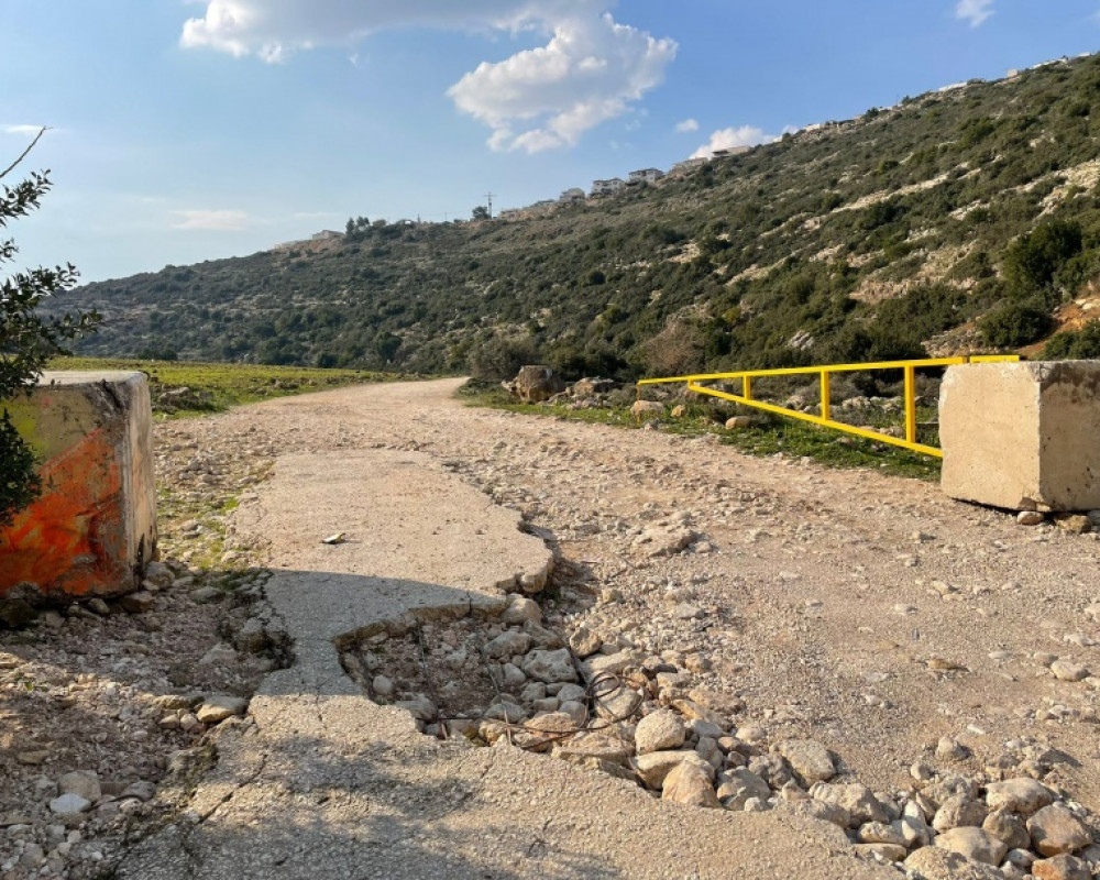 مستوطنون ينصبون بوابة حديدية على شارع وادي القلط غرب أريحا وآخرون يصيبون فلسطينيا ونجله بجروح جنوب الخليل