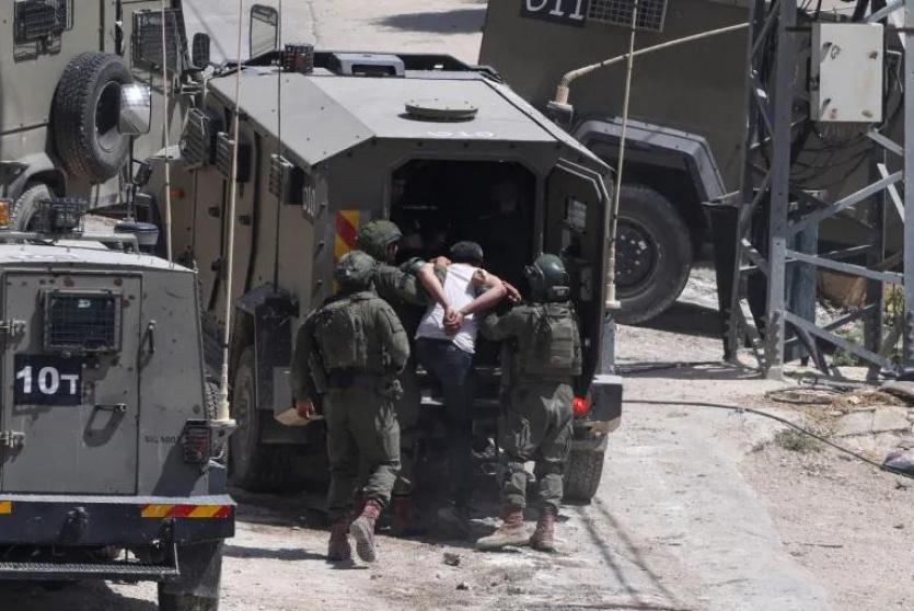 العدو الإسرائيلي يعتقل شقيقين فلسطينيين شرق رام الله ومستوطنون يقتحمون حيا في سلوان