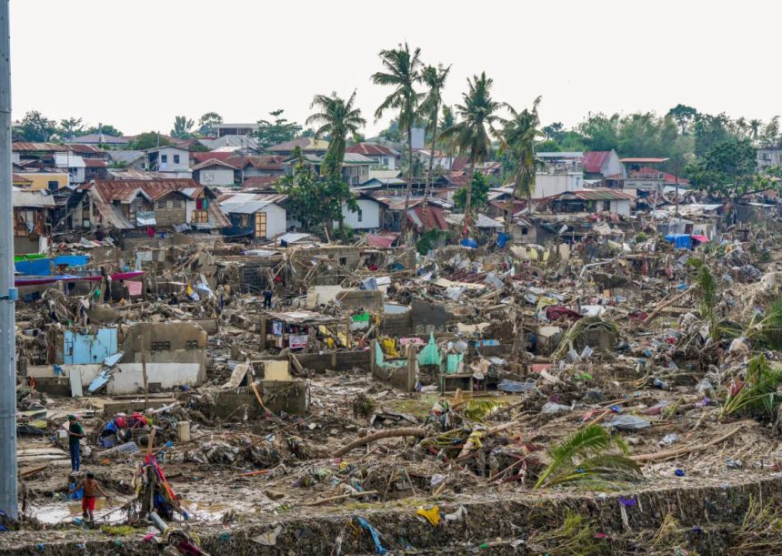إجلاء أكثر من 100 ألف شخص وإلغاء مئات الرحلات في الفلبين مع اشتداد قوة إعصار "فونغ وونغ"