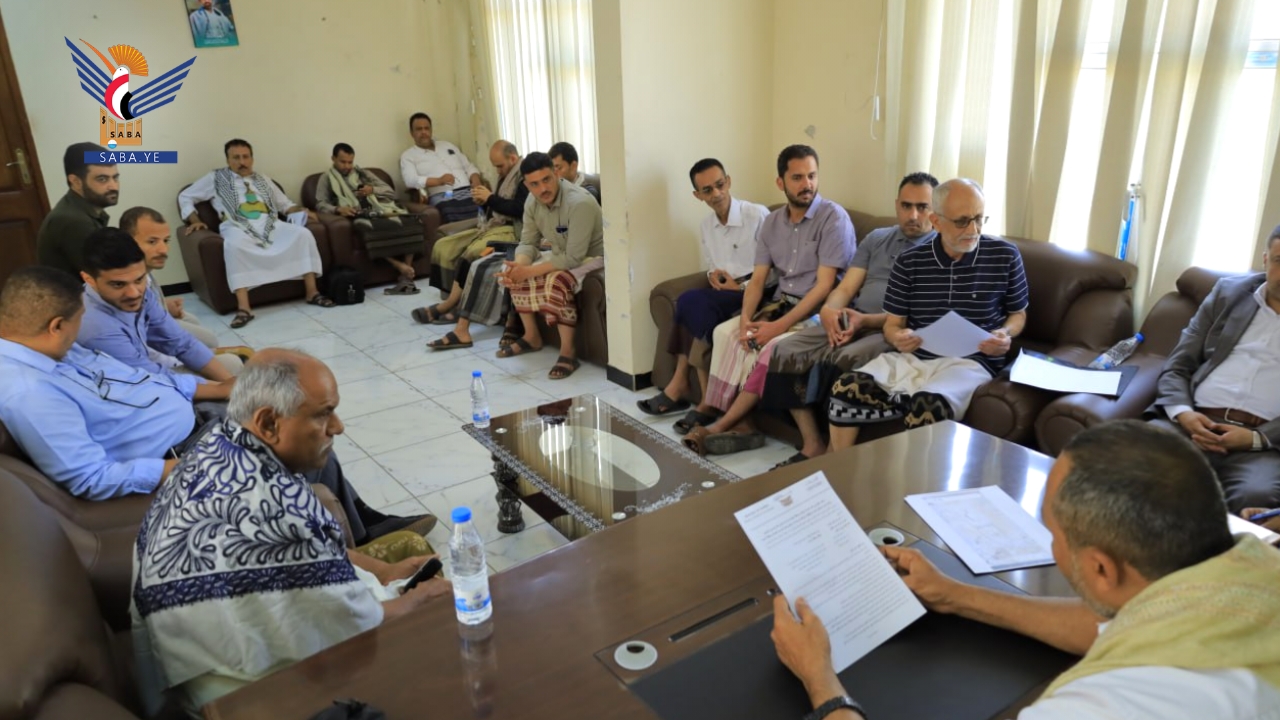 مناقشة إجراءات استكمال مشروع إنشاء مركز مرجعي لعلاج الحروق بالحديدة