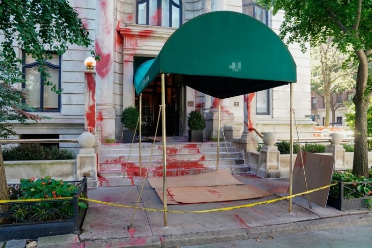 متظاهرون يرشون طلاء أحمر على منزل مدير "نيويورك تايمز" احتجاجا على تغطية حرب غزة