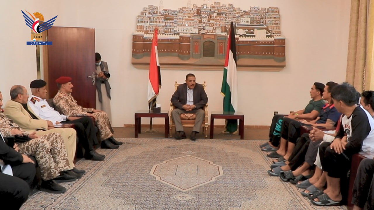 وزير الخارجية وقيادات عسكرية يلتقون طاقم سفينة "أترنيتي" 