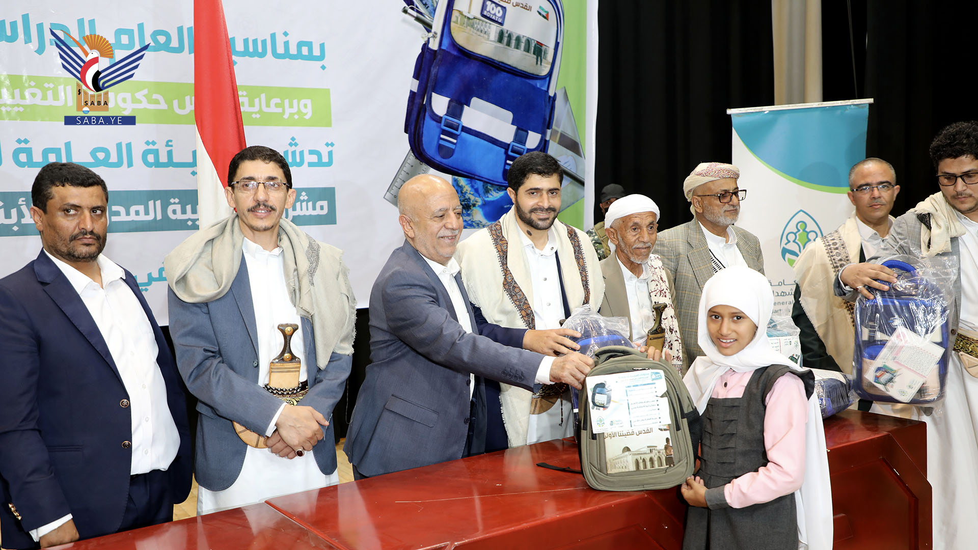 رئيس الوزراء يدّشن مشروع الحقيبة المدرسية لأبناء الشهداء والمفقودين