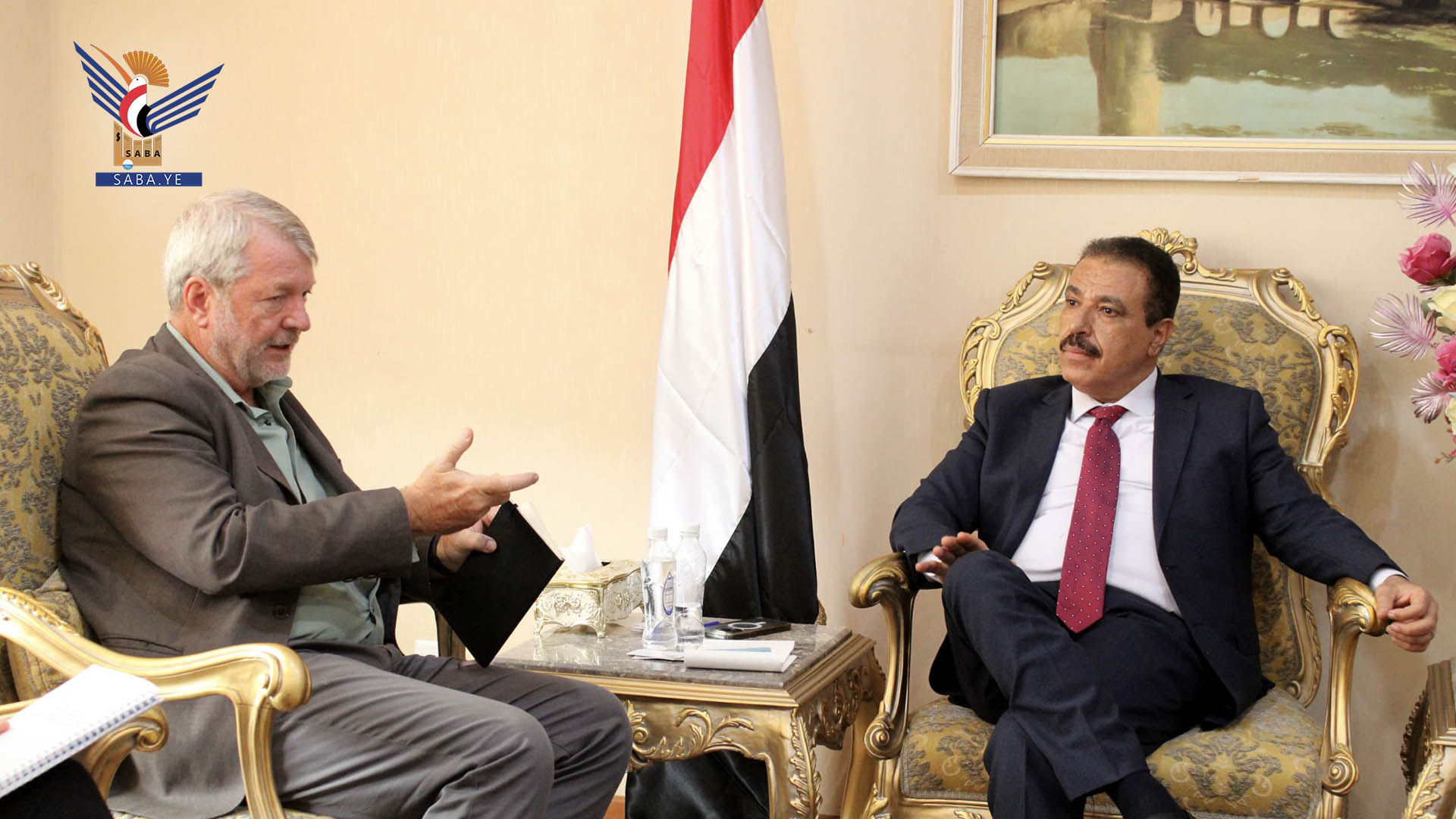 وزير الخارجية يلتقي الممثل المقيم لمنظمة "اليونيسف" بصنعاء