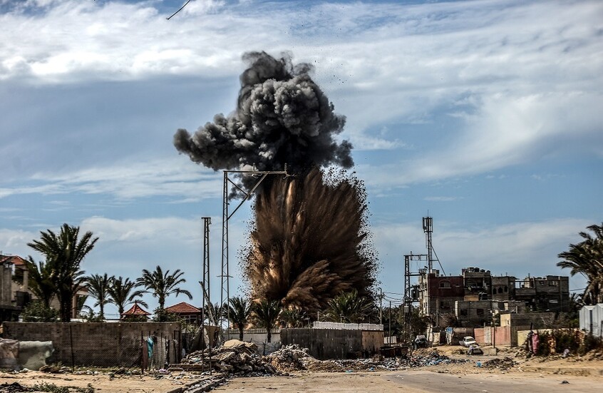 شهداء وجرحى بقصف مدفعي إسرائيلي وتحذيرات من توقف خدمات الطوارئ