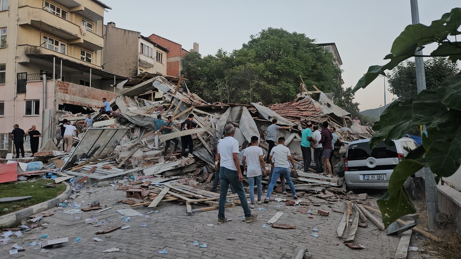 قتيل و 29 مصابًا في زلزال ضرب محافظة باليكسير التركية