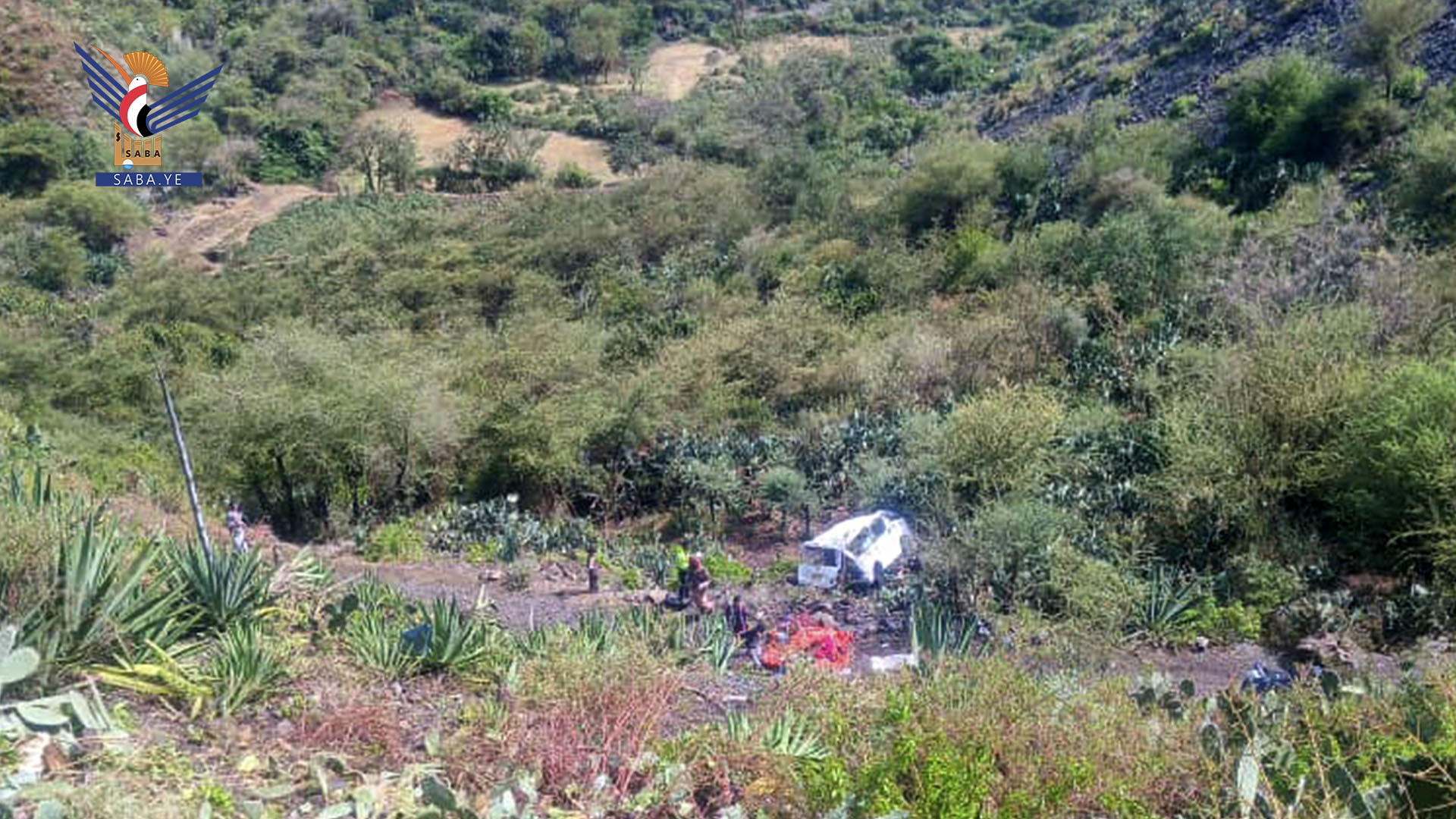 إب.. وفاة ثلاثة أشخاص وإصابة 11 في حادث انقلاب باص في نقيل سمارة