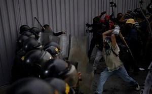 صدامات عنيفة بين متظاهرين ضد الحكومة والشرطة في ليما