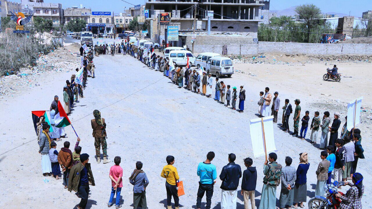 مسيرات راجلة ووقفات قبلية بمحافظة صنعاء لإعلان البراءة من الخونة