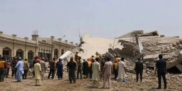 وفاة 17 طالبا ومعلم واحد إثر انهيار سقف مدرسة في باكستان