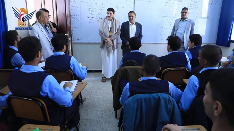 وزير التربية يتفقد سير العملية التعليمية بثانوية عبدالناصر للمتفوقين