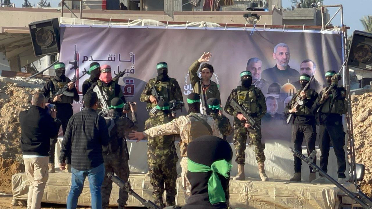 القسام تسلم الأسيرين "كالديرون وبيبس" للصليب الأحمر