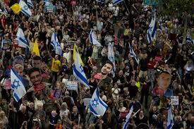 احتجاجات في الأراضي المحتلة للمطالبة بصفقة تبادل ووقف حرب غزة