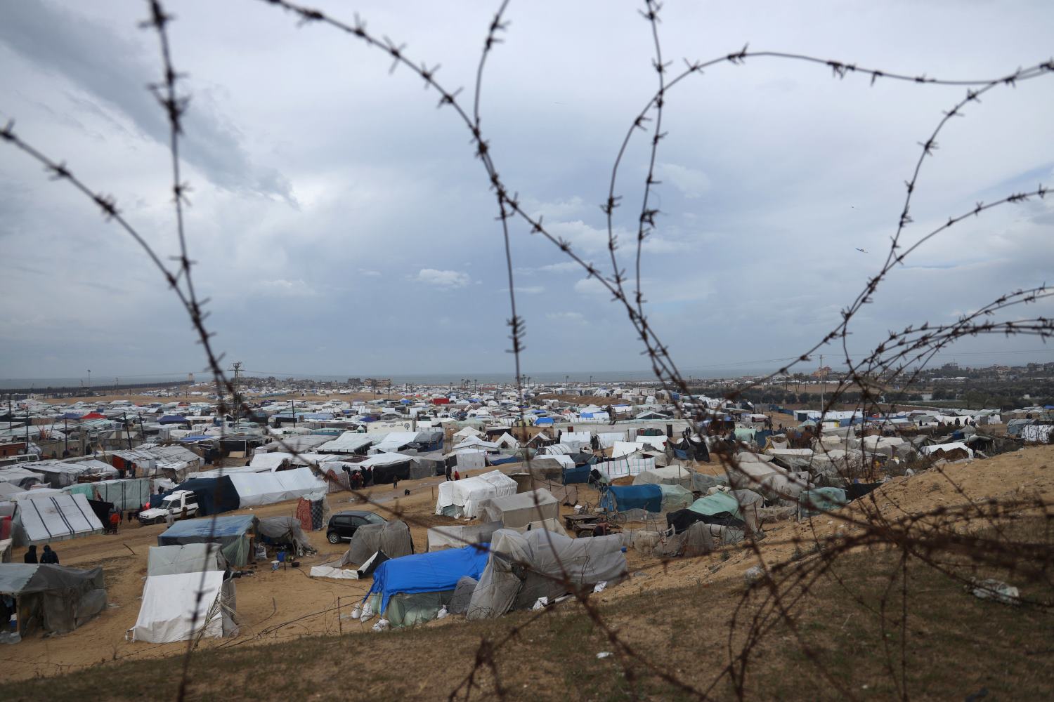 شهيدان وعدد من الجرحى بينهم صحفيون في قصف للعدو على محيط مستشفى شهداء الاقصى