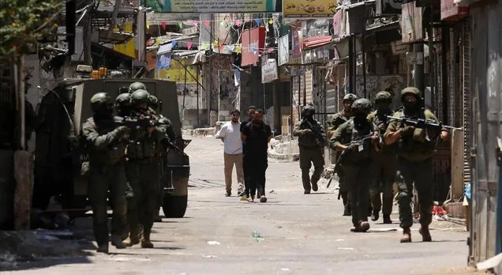 العدو الاسرائيلي يقتحم مناطق بالضفة ويعتقل وتحتجز عشرات الفلسطينيين