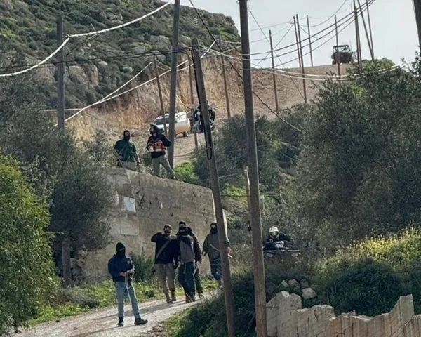 مستوطنون يدمرون خط مياه للشرب في الرشايدة ببيت لحم وآخرون يصيبون فتى في الطيبة برام الله 