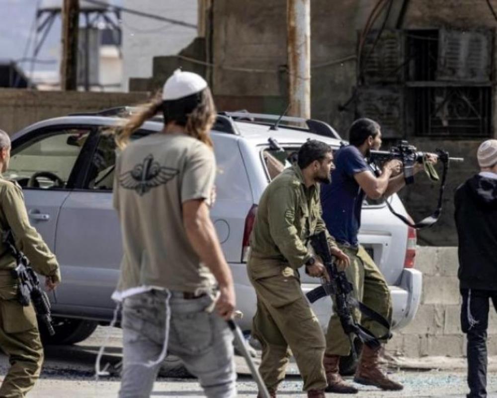 مستوطنون يطلقون الرصاص الحي صوب مشيعي الشهيد الفلسطيني النعسان في المغير