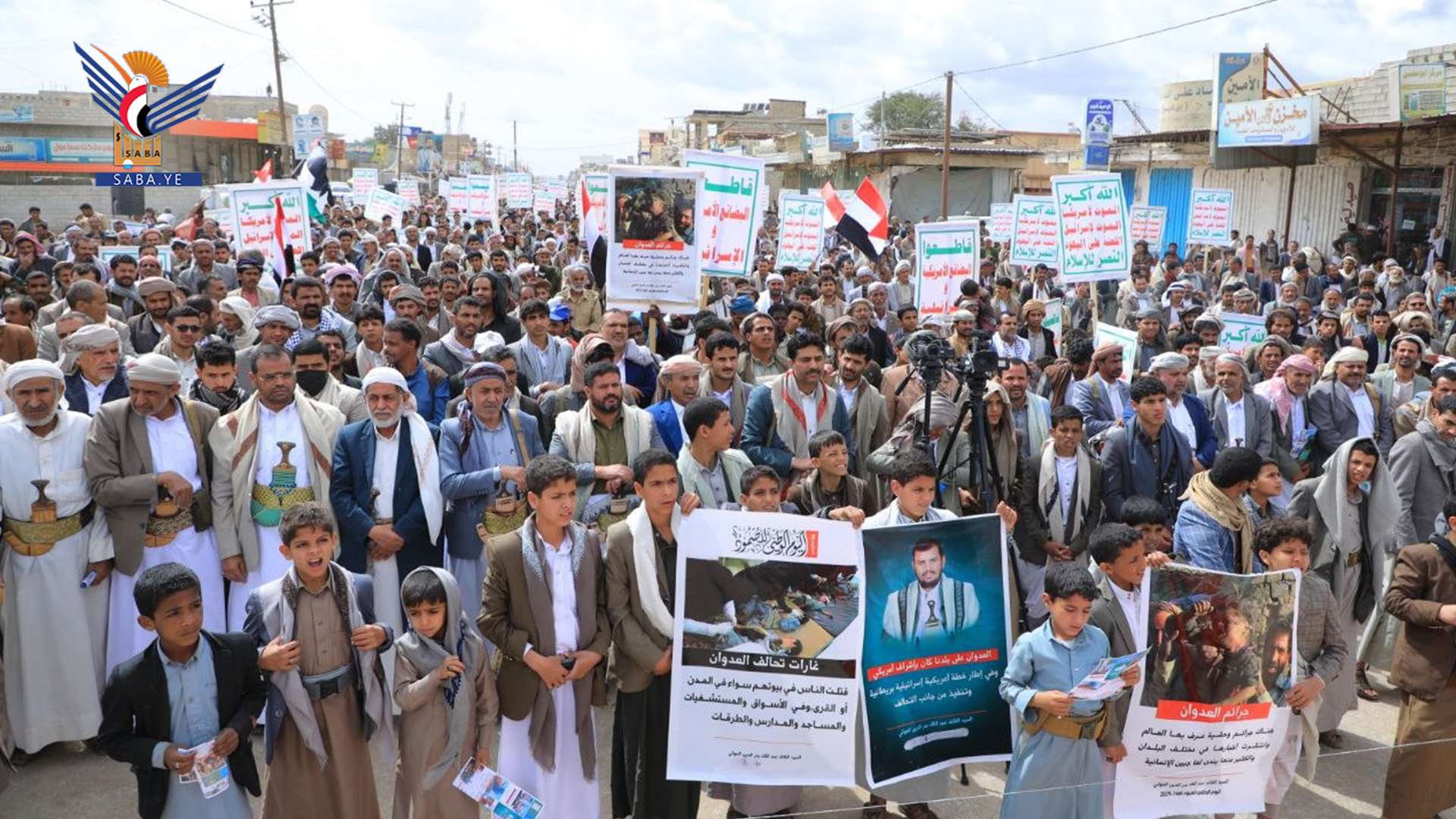 مسيرة حاشدة في مسرح جريمة حافلة طلاب ضحيان بصعدة إحياء ليوم الصمود الوطني