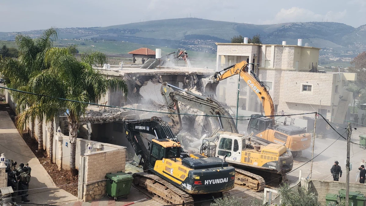 قوات العدو الإسرائيلي تهدم منزلًا في بيت عوا غرب الخليل