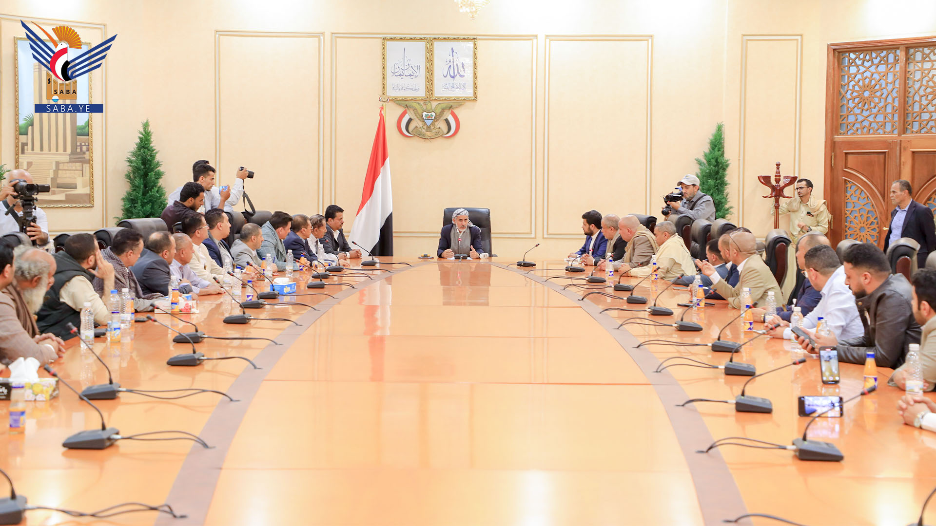 النائب الأول لرئيس الوزراء يلتقي قيادة الغرفة التجارية والصناعية بأمانة العاصمة