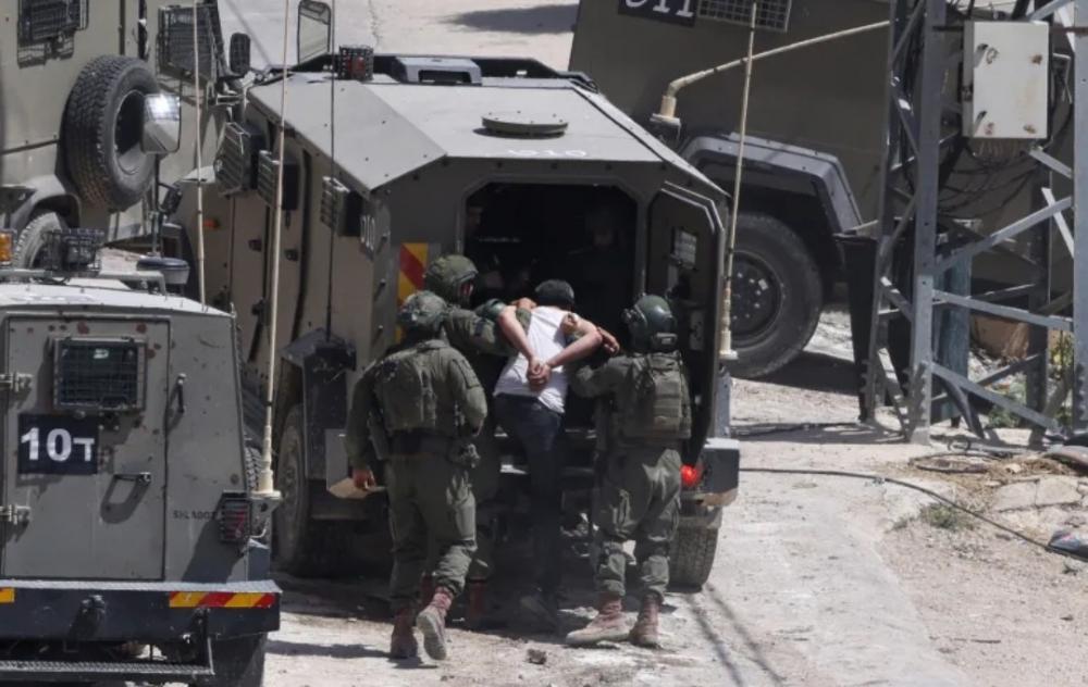 العدو الإسرائيلي يشن حملة دهم اعتقالات واسعة في صفوف الفلسطينيين في الضفة