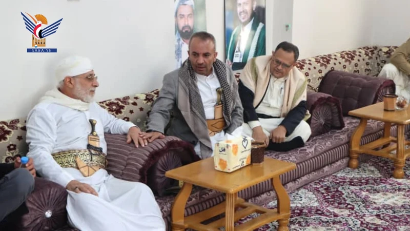 قيادة وزارة الخدمة المدنية والتطوير الإداري تزور أسر الشهداء من منتسبيها