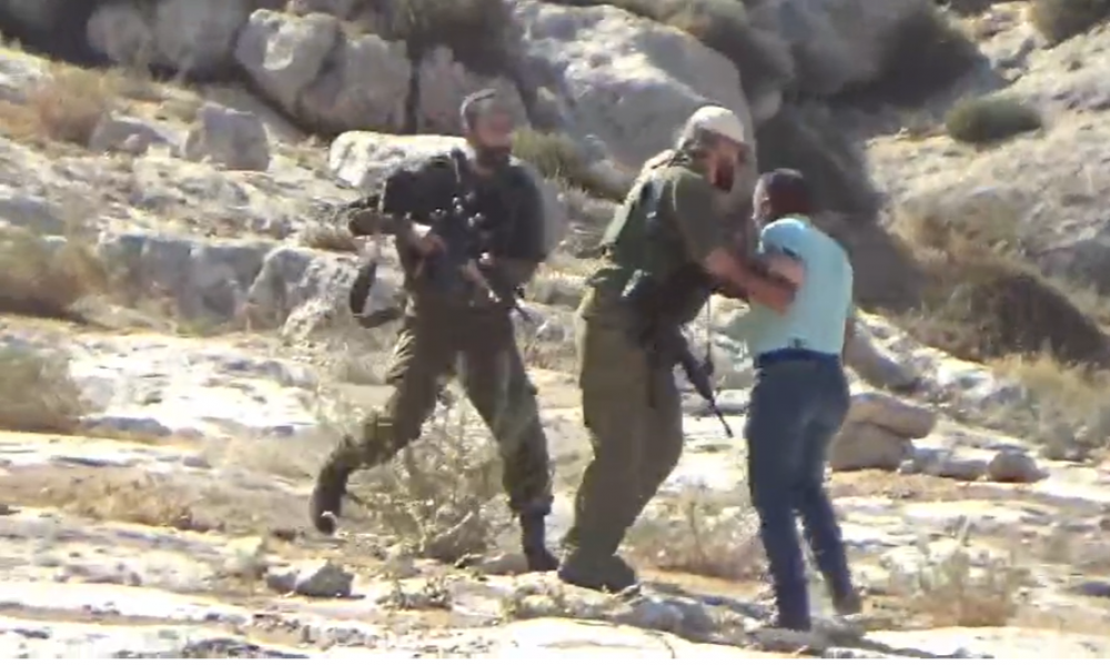 العدو الإسرائيلي يعتقل فلسطينيا بعد الاعتداء عليه في مسافر يطا