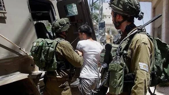العدو الإسرائيلي يعتقل 8 فلسطينيين في حملة مداهمات بالضفة الغربية