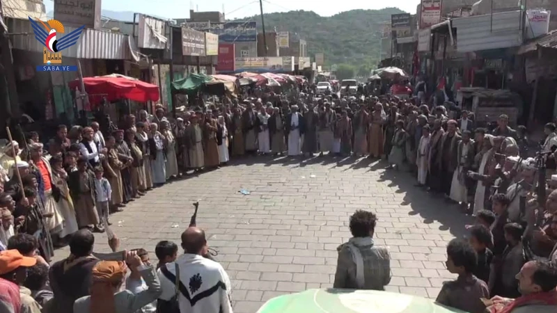 أبناء محافظة صنعاء يخرجون في 300 ساحة للتأكيد على رفضهم للمؤامرة الصهيوأمريكية على القضية الفلسطينية