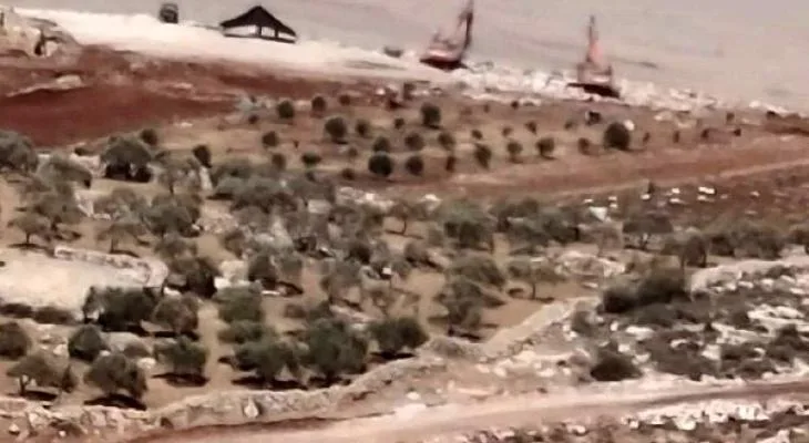العدو الإسرائيلي يجرف أراض فلسطينية شمال غرب رام الله