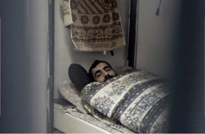 مركز فلسطين: البرد ينهش أجساد الأسرى في السجون الصهيونية وسط غياب تام لوسائل التدفئة