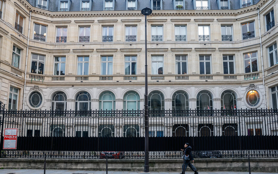 محكمة فرنسية تحاكم أبناء صالح بتهم "غسل أموال عامة مختلسة"