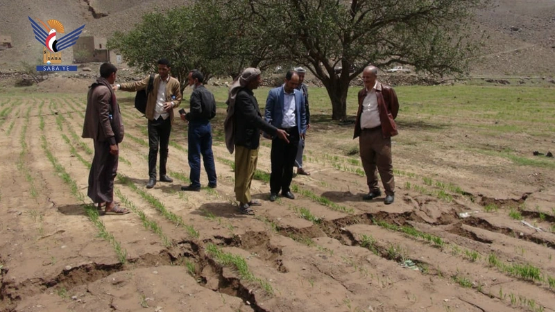 رئيس هيئة الموارد والمنشآت المائية يطلع على حجم التشققات الأرضية في منطقة سيان بسنحان