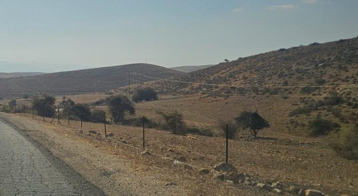 مستوطنون يوسعون تسييج أراضٍ بالأغوار الشمالية