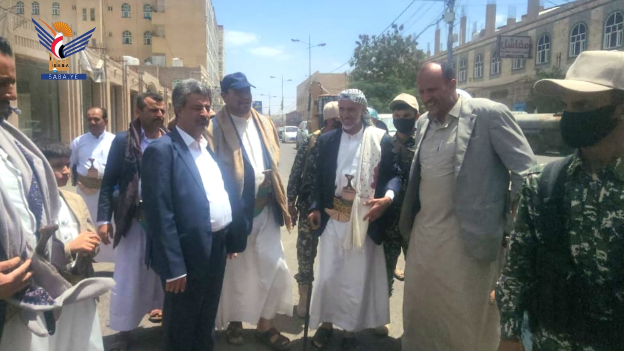 مفتاح يطلع على انجاز مشروع إعادة تأهيل شارع المقالح بأمانة العاصمة