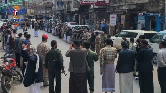 وقفة ومسير عسكري لخريجي دورات التعبئة بصنعاء القديمة احتفاءً بذكرى ثورة 21 سبتمبر