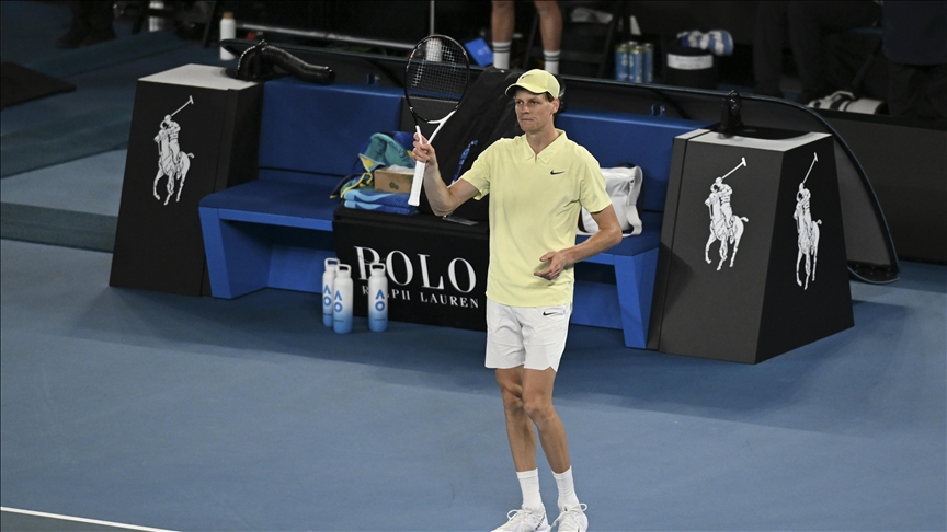 الإيطالي سينر يتأهل لنهائي بطولة أستراليا المفتوحة للتنس
