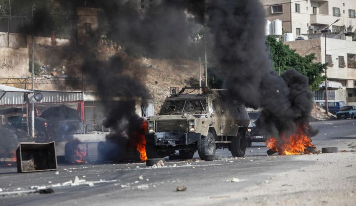 مداهمات إسرائيلية في الضفة وتنكيل بالمواطنين الفلسطينيين وتفجير داخل مقر لـ"فتح" بنابلس