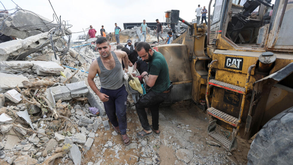 اليوم الـ 327 للعدوان: شهداء وجرحى في قصف متواصل على قطاع غزة