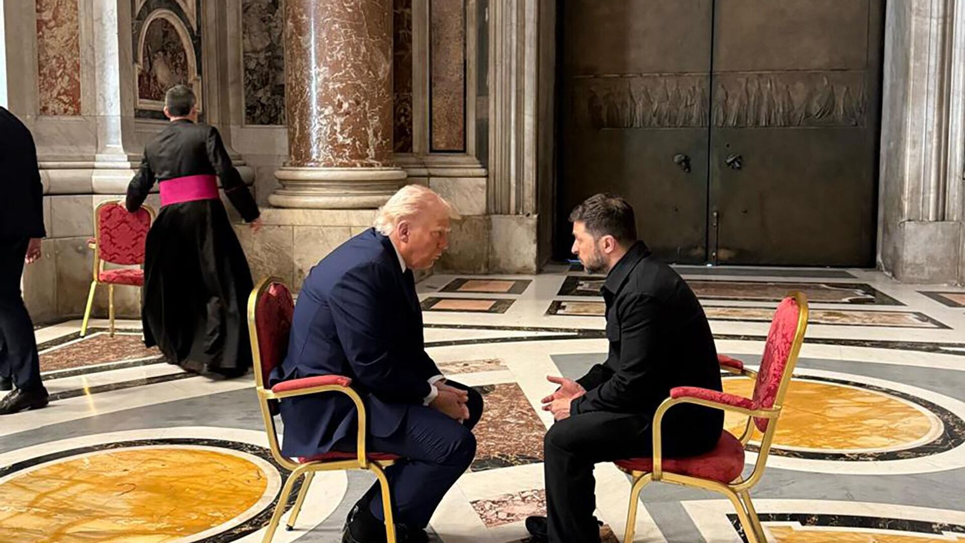 ترامب يوصي زيلينسكي بإبرام صفقة مع روسيا لتسوية النزاع