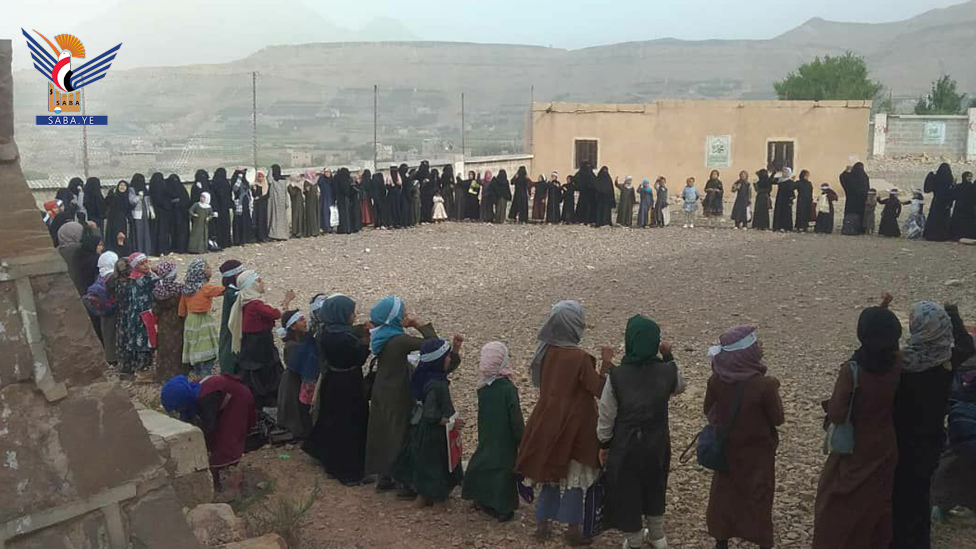 وقفة نسائية في مديرية بني حشيش إحياء لذكرى مجزرة تنومة