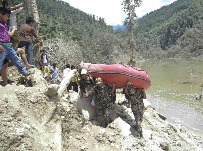 السلطات النيبالية: فقدان 66 شخصا إثر سقوط حافلتين في المياه جراء انهيار أرضي 