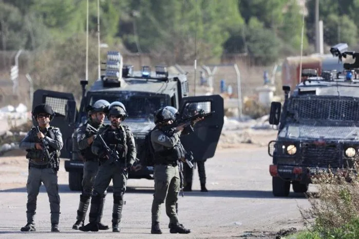 العدو الإسرائيلي يطلق قنابل الغاز بكثافة خلال اقتحام بيتونيا غرب رام الله