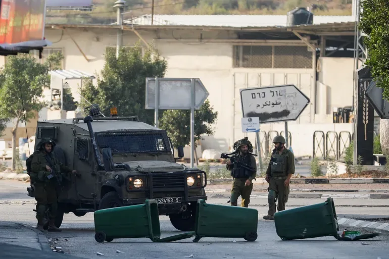 قوات العدو الإسرائيلي تواصل اقتحاماتها واعتداءاتها على الفلسطينيين في مناطق بالضفة
