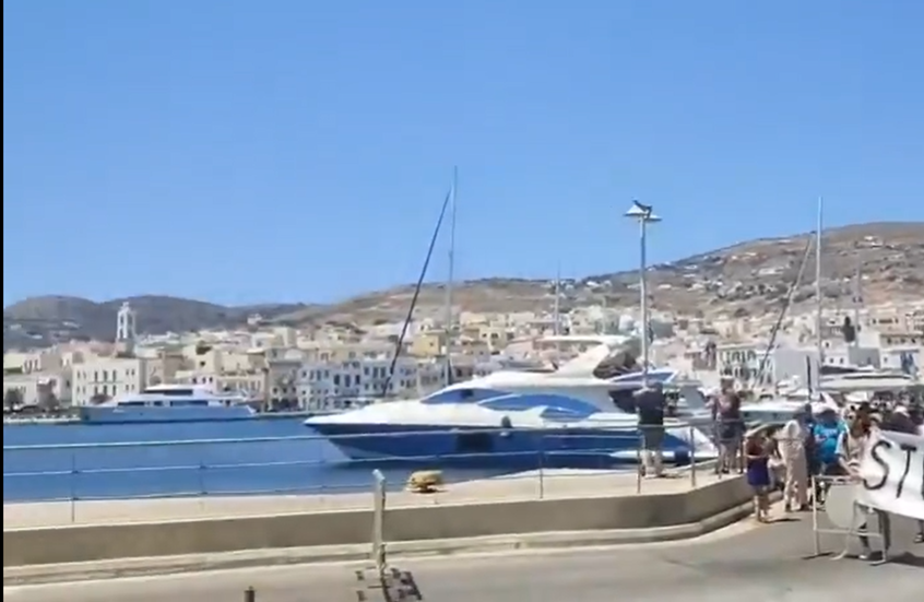 متظاهرون يمنعون رسو سفينة تقل سياحاً "إسرائيليين" على السواحل اليونانية متظاهرون يمنعون رسو سفينة تقل سياحاً "إسرائيليين" على السواحل اليونانية